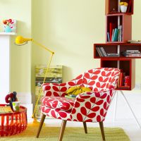 Sillón rojo y blanco con patas de madera.