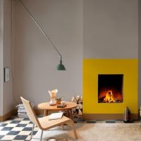 Pared gris y chimenea en el interior del pasillo de una casa privada