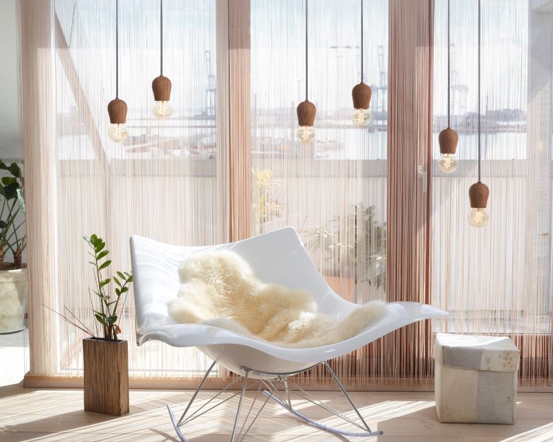 Intérieur d'une pièce avec des rideaux de filament