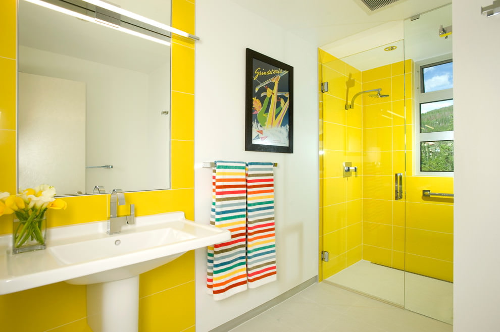 Usando un tinte amarillo en el baño