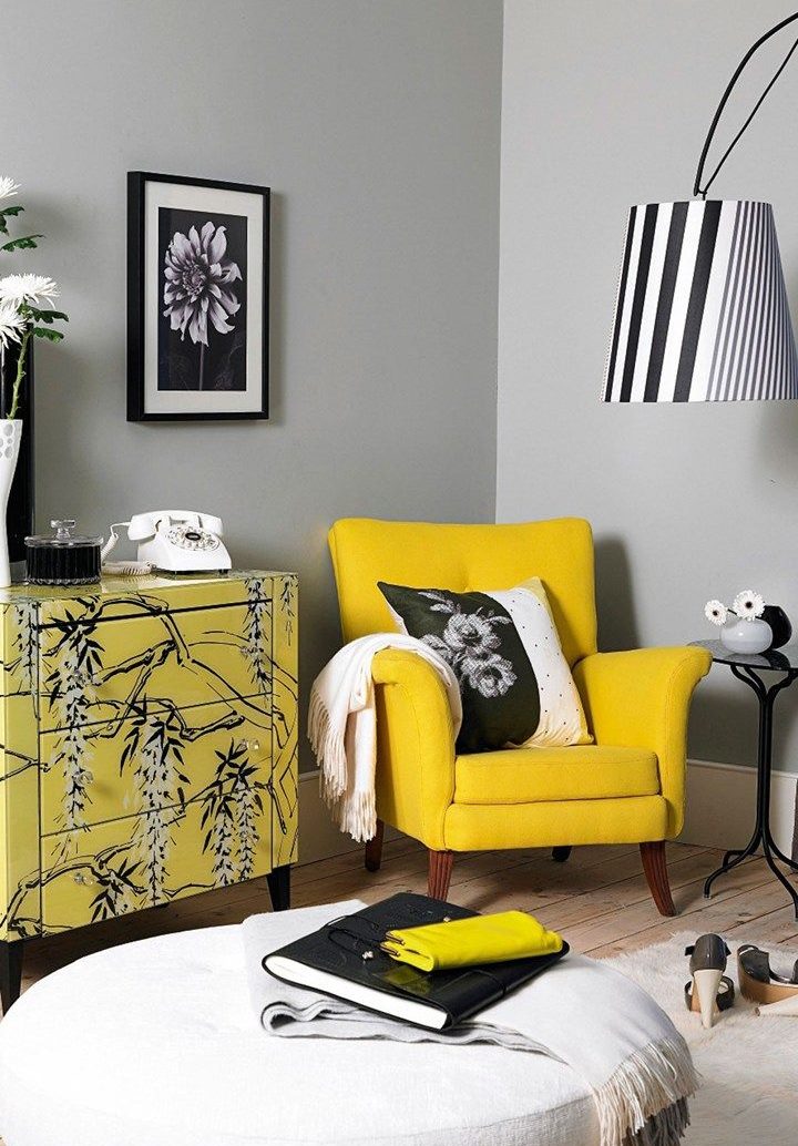 Sillón amarillo en la esquina de la sala de estar