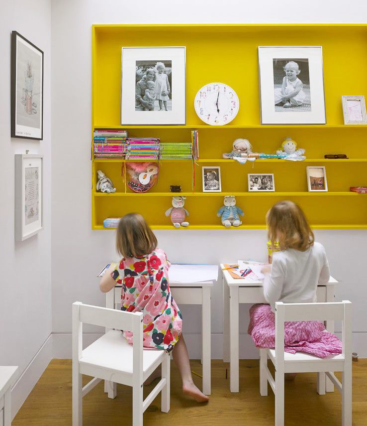 Estante amarillo en el interior de una habitación infantil.