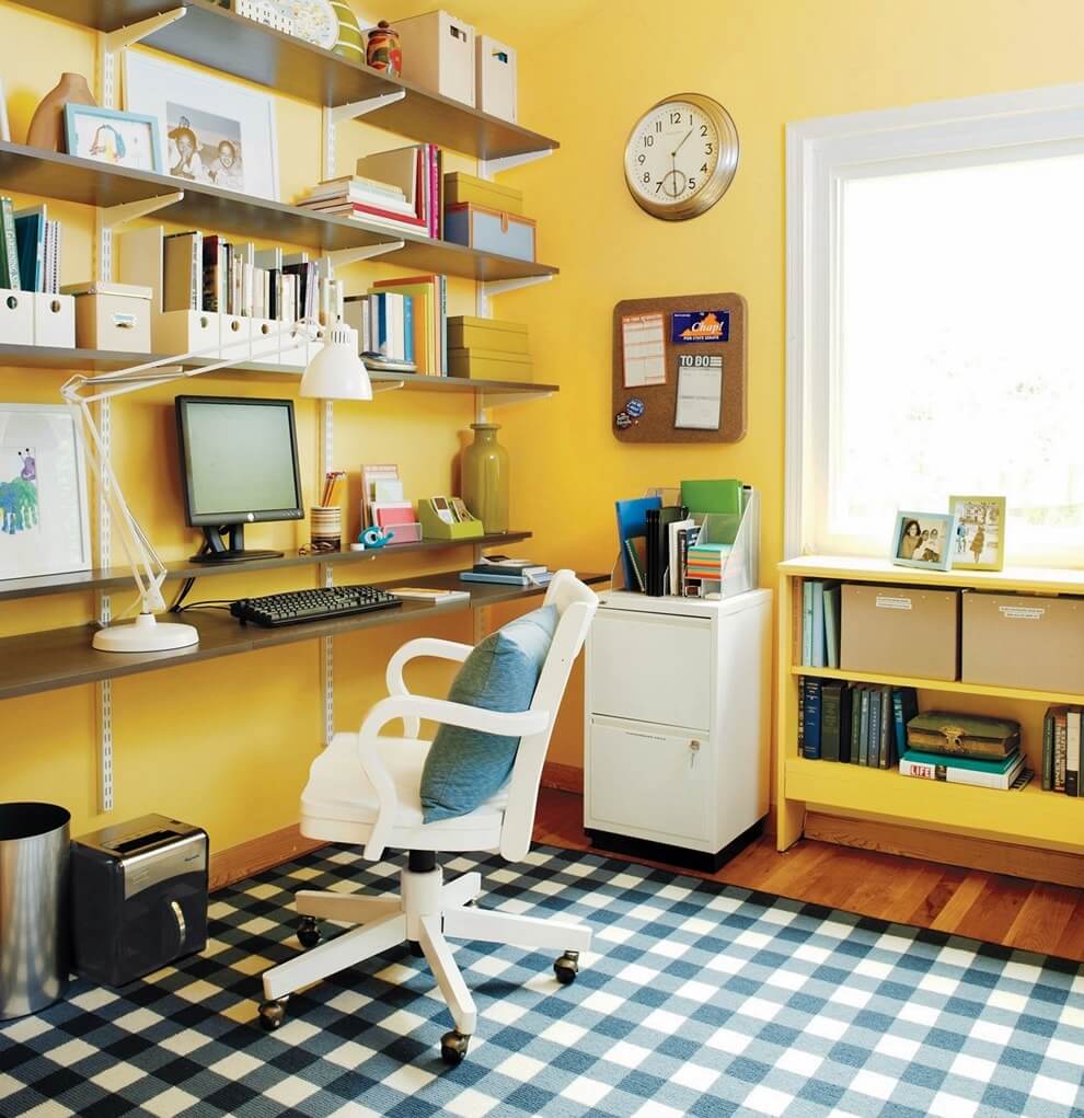 El interior de la oficina en casa con paredes amarillas.