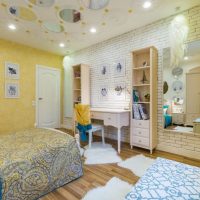 Mur de briques blanches dans la conception de la chambre