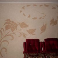 Fleur de bricolage sur le mur de papier peint liquide