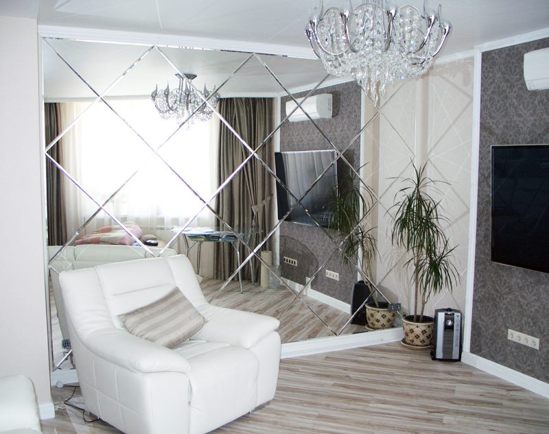 Sillón blanco cerca de la pared del espejo.