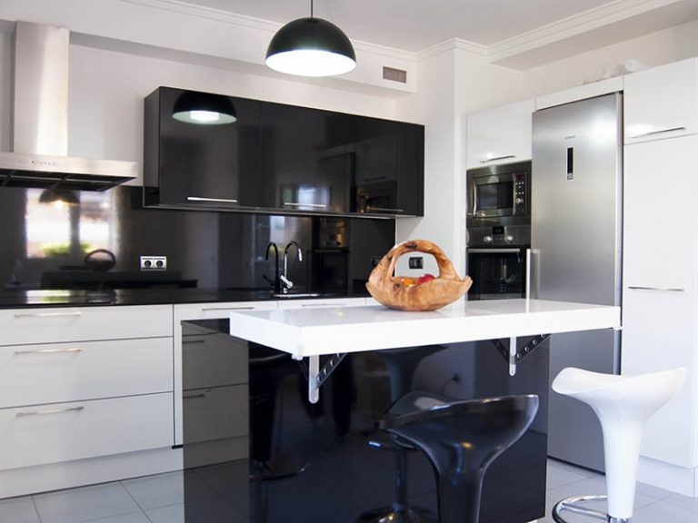 Brillant magnifique de la cuisine moderne minimaliste