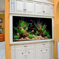 Cómoda con puertas en relieve de MDF laminado