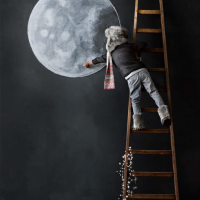 Un garçon dessine la lune sur le mur de sa chambre