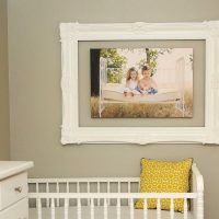 Photo d'enfant dans un cadre en bois