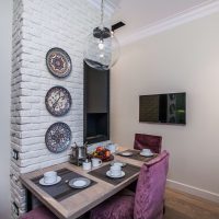 Assiettes décoratives sur un mur de briques