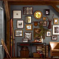 Décorations intérieures sur un mur gris