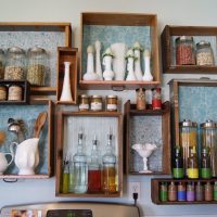 Épices sur des étagères de cuisine en bois