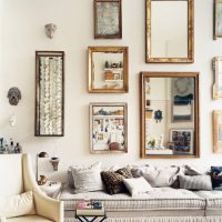Décoration murale sur les miroirs du canapé