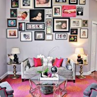 Tapis rose avec ornement jaune