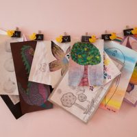 Dessins d'enfants sur des feuilles d'album