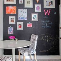 Mur d'ardoise avec peintures et photographies
