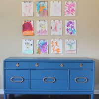 Commode bleue dans un style rétro