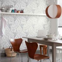 Etagère blanche au mur avec papier peint coloré