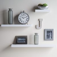 Décoration murale avec des étagères simples