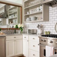 Miroir au-dessus de l'évier de la cuisine et des étagères ouvertes