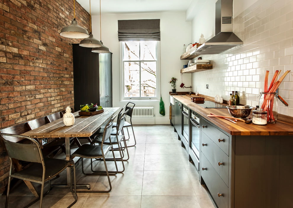 Diseño de una cocina alargada con paredes de ladrillo.