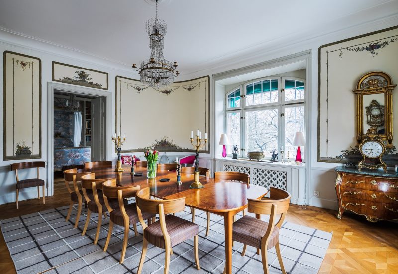 Mesa de comedor en el amplio comedor de una casa privada.