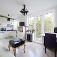 Accents noirs dans une salle blanche