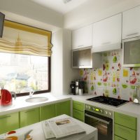 Rideaux romains sur la fenêtre de la cuisine