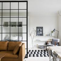 Canapé en cuir dans une salle blanche
