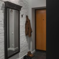 Miroir dans un cadre noir sur un mur blanc