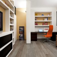 Fauteuil rouge au bureau