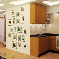 Décoration d'un mur vide avec des peintures