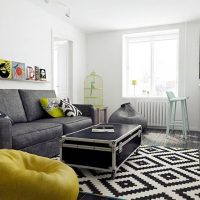 Tapis noir et blanc à motifs géométriques
