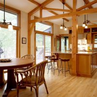 L'intérieur de la cuisine-salon dans la maison à ossature