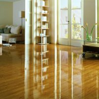 Plancher en bois laqué