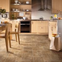 Carrelage marron sur le sol de la cuisine