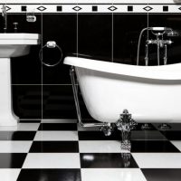 Baignoire en porcelaine blanche au sol