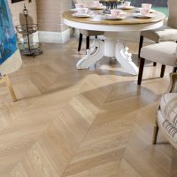 Chevalet avec une photo sur le parquet