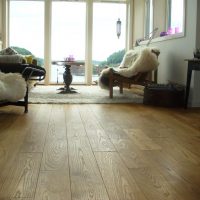 Tapis gris sur un plancher en bois