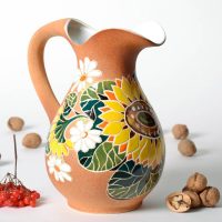 Cruche en terre cuite avec motifs peints