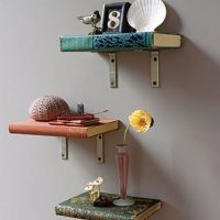 Étagères de vieux livres sur le mur du salon