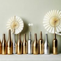 Composition décorative de bouteilles de vin