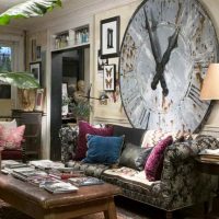Énorme horloge sur le canapé dans le salon