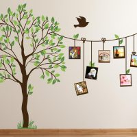 Mur dans une pépinière avec un arbre peint