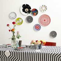 Décorer des plaques murales dans la salle à manger
