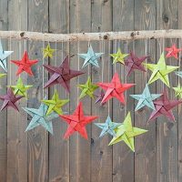Stick avec des étoiles en papier de différentes couleurs.