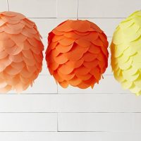Trois lampes multicolores en pétales de papier