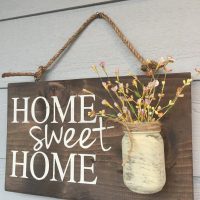 Panneau décoratif d'une planche et d'un pot en verre