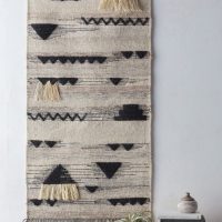 Décoration de tissu et de fil sur le mur du salon